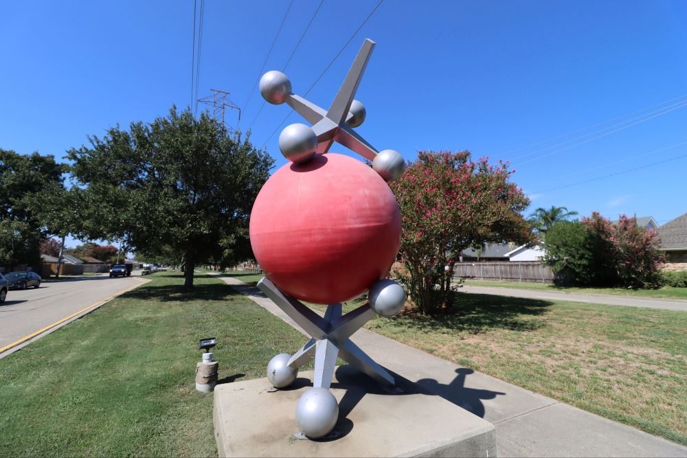 Stacked Jacks sculpture on Power Blvd. 